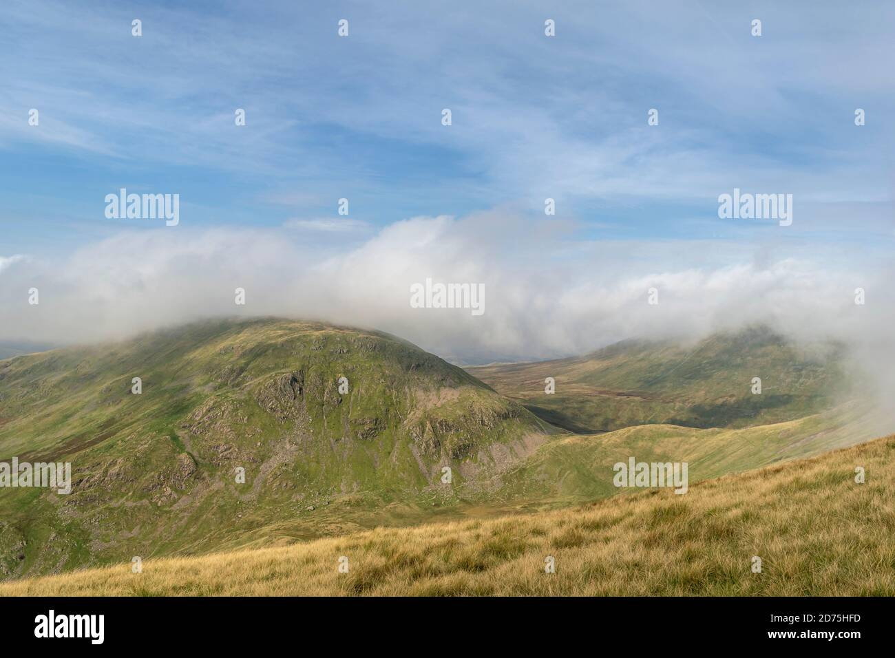 Nuvola che ruota intorno al sandalo Seat visto da Great Rigg on Il Fairfield Horseshoe Foto Stock