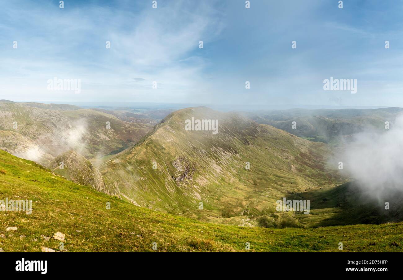 St.Sunday Crag e Cofa Pike visti attraverso i resti di La nebbia dalla cima di Fairfield sulla Fairfield Ferro di cavallo Foto Stock