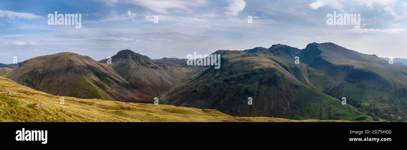 Panorama mozzafiato dalla cima di Yewbarrow dell'alta Fells alla testa di Wasdale Foto Stock