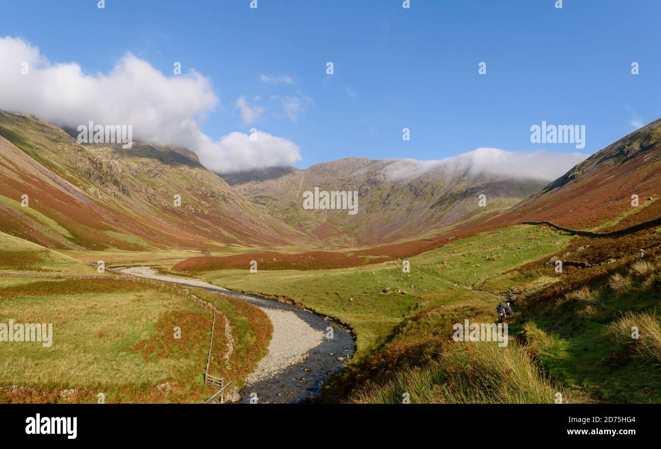 Dirigiti verso Mosedale lungo il tragitto verso il Black Sail Pass Da Wasdale Head Foto Stock