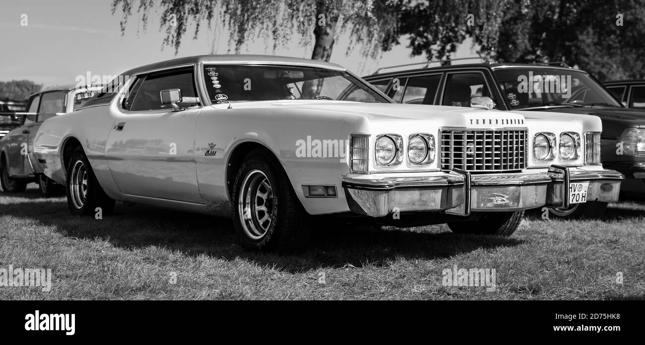 PAAREN IM GLIEN, GERMANIA - 03 OTTOBRE 2020: Auto di lusso personale Ford Thunderbird, 1976. Bianco e nero. Die Oldtimer Show 2020. Foto Stock