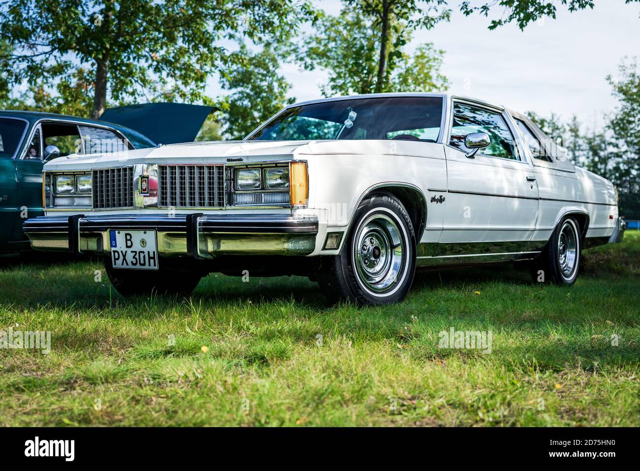 PAAREN IM GLIEN, GERMANIA - 03 OTTOBRE 2020: Auto di lusso Oldsmobile 98, 1979. Die Oldtimer Show 2020. Foto Stock