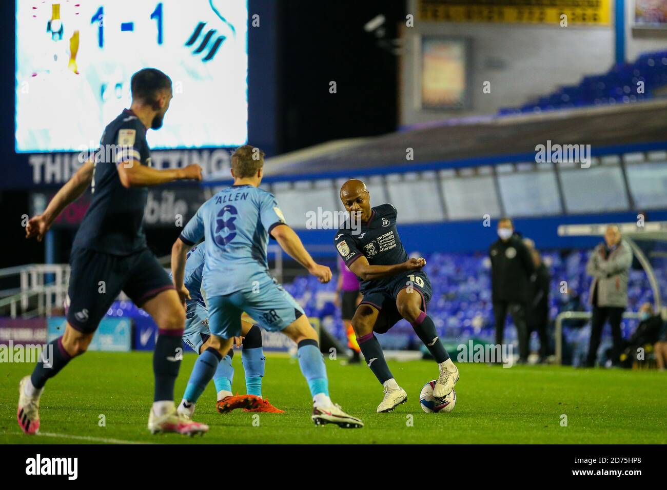 Birmingham, Regno Unito. 20 Ott 2020. Andre Ayew di Swansea City si ferma e si gira, sotto la pressione di Jamie Allen di Coventry City durante la partita del campionato Sky Bet tra Coventry City e Swansea City a St Andrews, Birmingham, Inghilterra, il 20 ottobre 2020. Foto di Nick Browning/prime Media Images. Credit: Prime Media Images/Alamy Live News Foto Stock