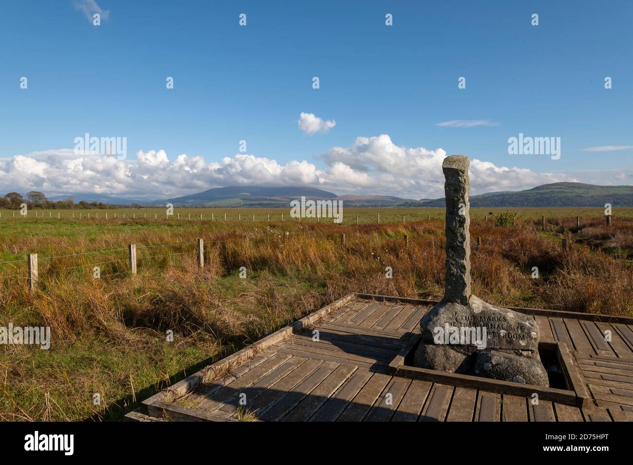 Il palo del martire a Wigtown guardando attraverso le paludi saline Verso Cairnsmore della flotta in lontananza Foto Stock