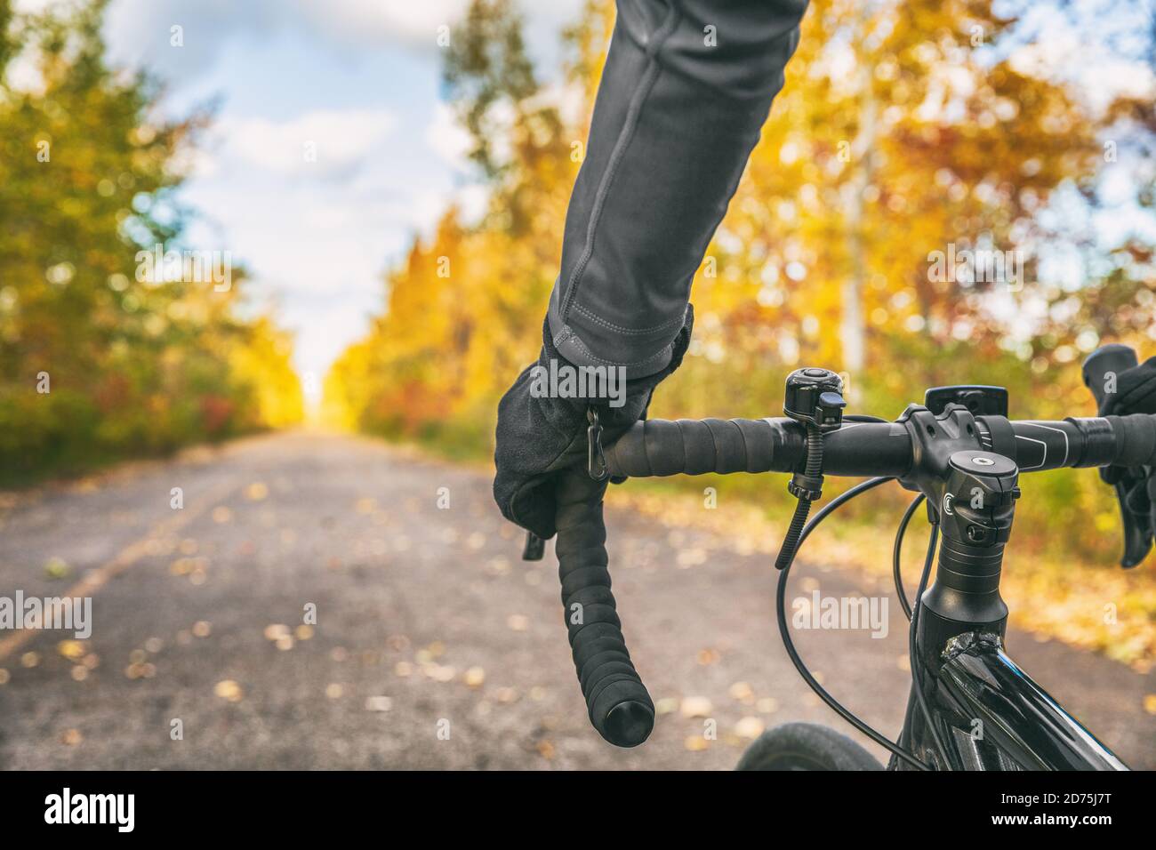 Bicicletta Vista in prima persona del ciclista di biciclette POV mostrando le mani e manubrio su strada in bicicletta a bordo di una strada all'aperto autunno natura Foto Stock