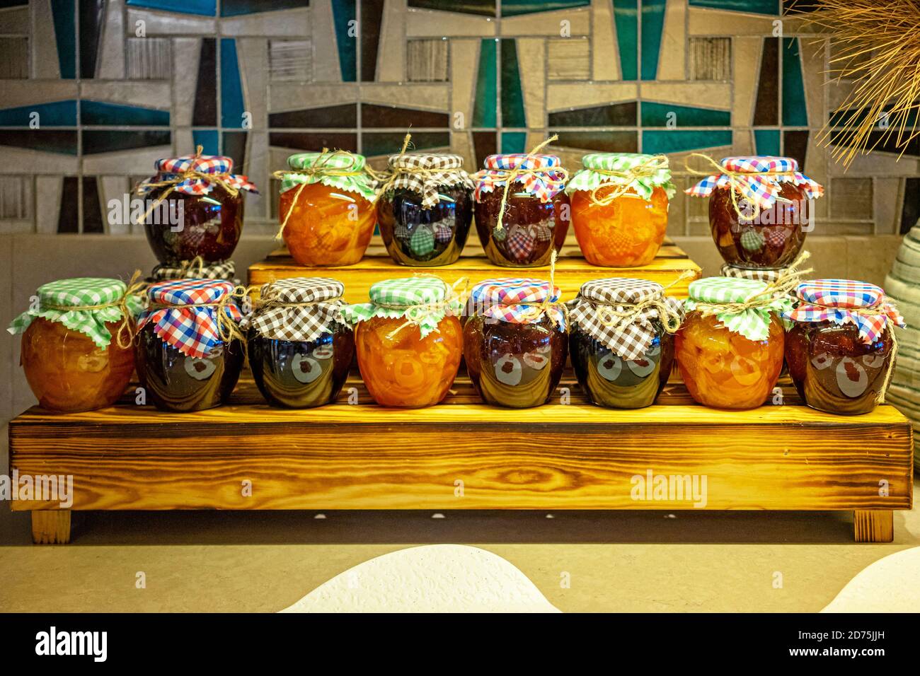 marmellata assortita nei vasi di vetro Foto Stock