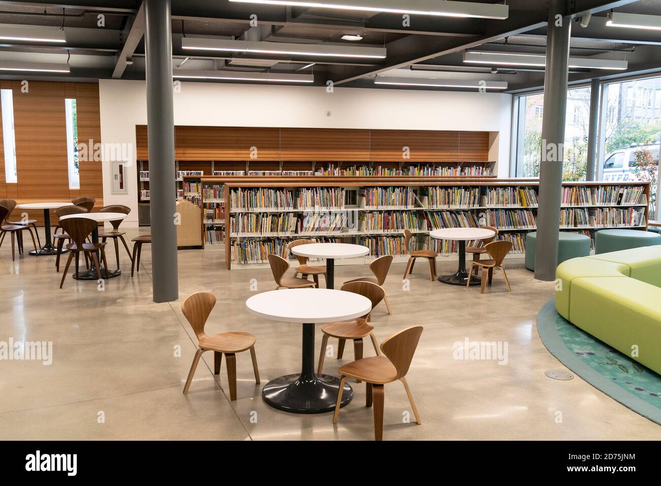 New York, Stati Uniti. 20 Ott 2020. Vista dell'interno della New Branch della Biblioteca pubblica di Brooklyn aperta nel quartiere Greenpoint di Brooklyn, New York il 20 ottobre 2020. La nuova filiale si chiama Greenpoint Library and Environmental Education Center ed è stata costruita in parte grazie alla concessione del Greenpoint Community Environmental Fund. (Foto di Lev Radin/Sipa USA) Credit: Sipa USA/Alamy Live News Foto Stock