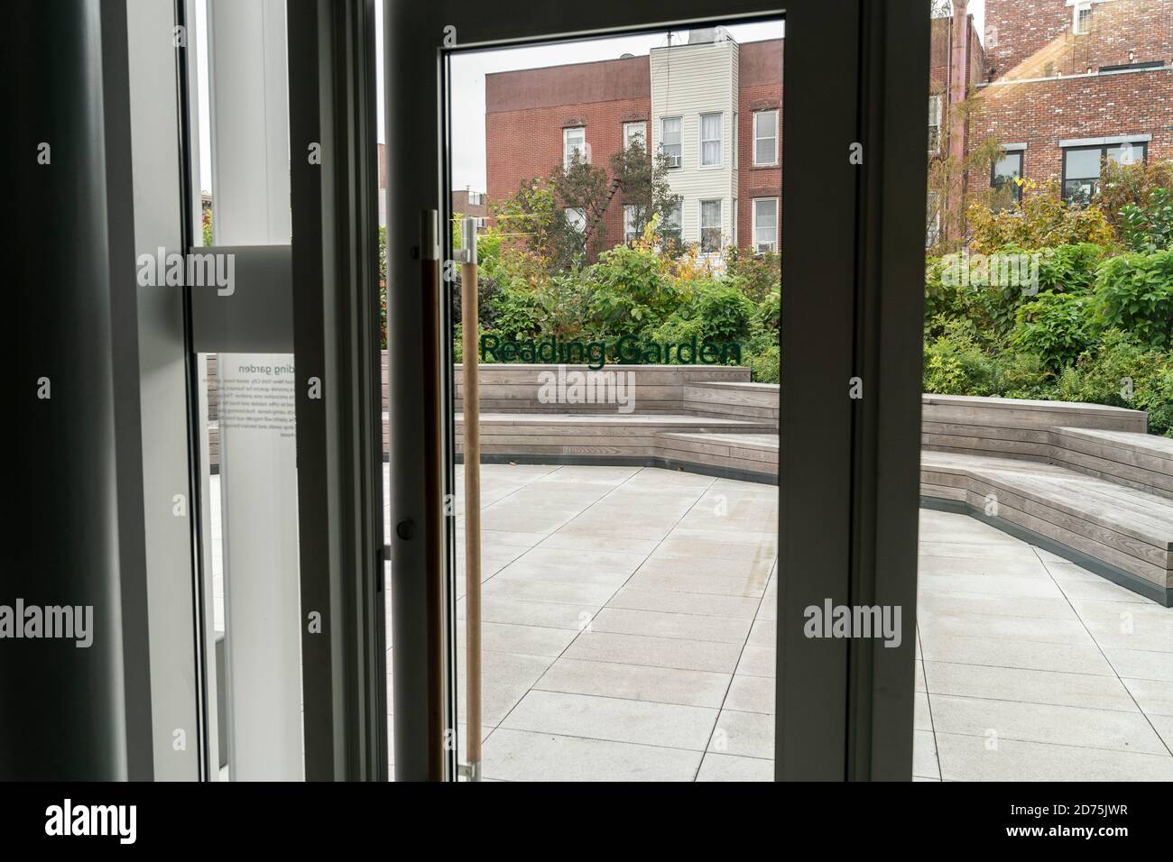 New York, NY - 20 ottobre 2020: Vista del Reading Garden della New Branch della Brooklyn Public Library aperta nel quartiere Greenpoint di Brooklyn Foto Stock