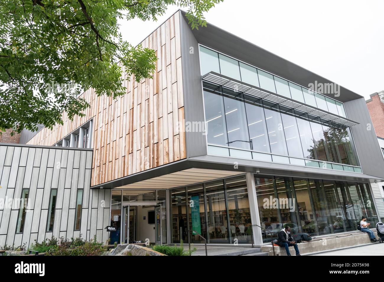 New York, NY - 20 ottobre 2020: Vista dell'esterno della New Branch della Brooklyn Public Library aperta nel quartiere Greenpoint di Brooklyn Foto Stock