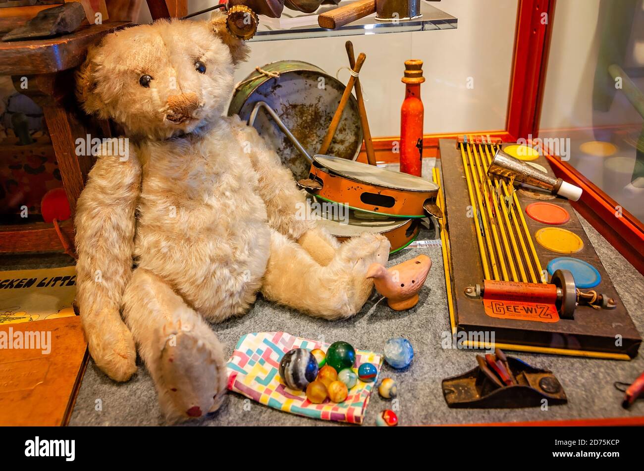 Un orsacchiotto e altri giocattoli sono esposti al Fairhope Museum of History, 17 ottobre 2020, a Fairhope, Alabama. Foto Stock