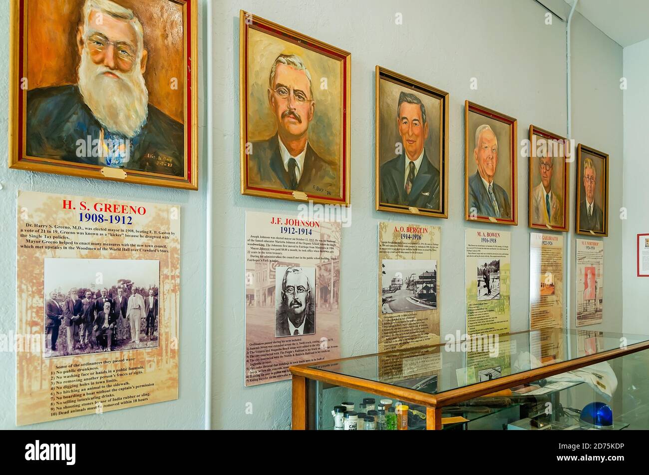 Le fotografie dei sindaci della città del passato si trovano al Fairhope Museum of History, 17 ottobre 2020, a Fairhope, Alabama. Foto Stock