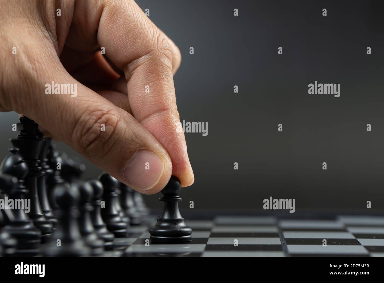 Pezzi di scacchi sulla scheda Foto Stock