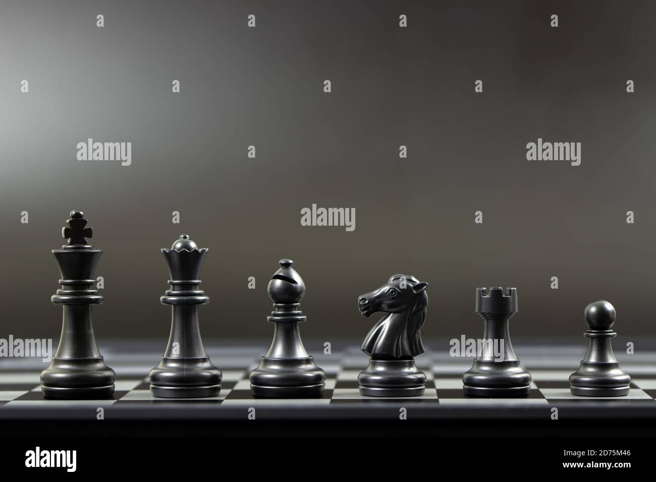 Pezzi di scacchi sulla scheda Foto Stock