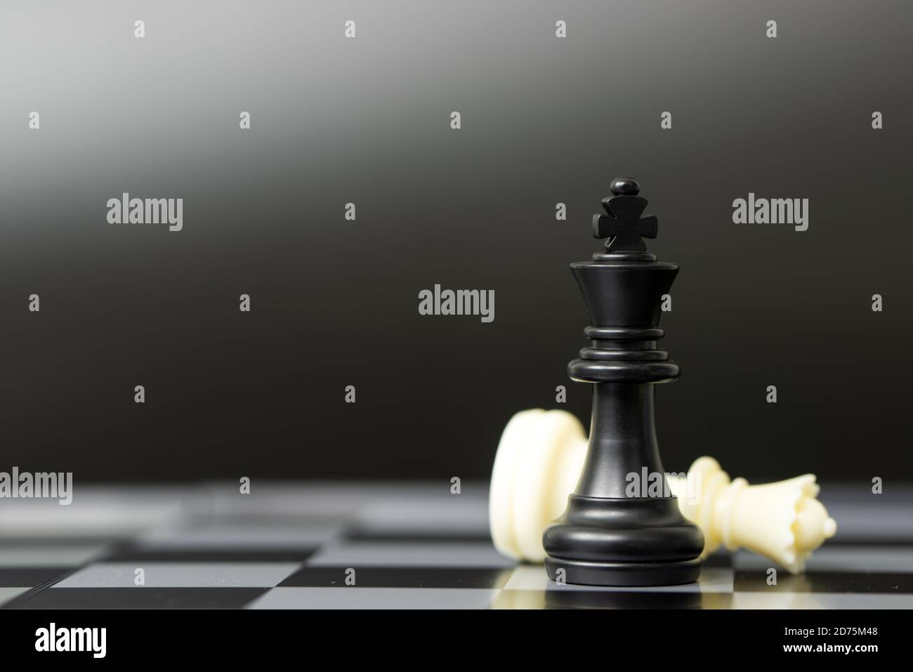 Pezzi di scacchi sulla scheda Foto Stock