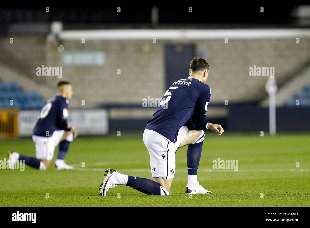 Londra, Regno Unito. 20 Ott 2020. Jake Cooper of Millwall e i compagni di squadra si prendono il ginocchio durante la partita Sky Bet Championship tra Millwall e Luton Town al Den, Londra, Inghilterra, il 20 ottobre 2020. Foto di Carlton Myrie/prime Media Images. Credit: Prime Media Images/Alamy Live News Foto Stock