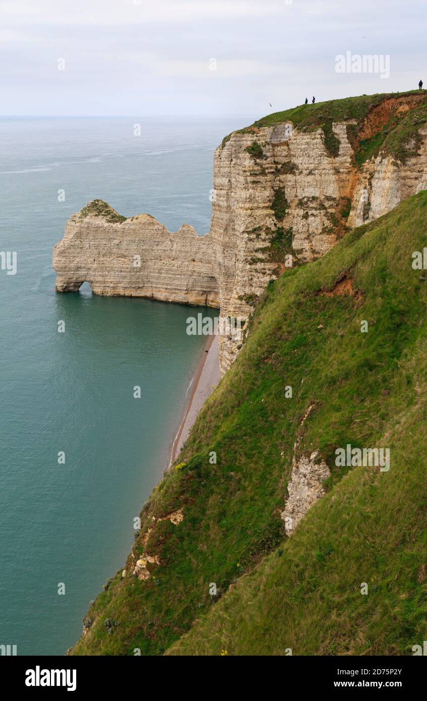 Punta e scogliere di Etretat, Francia. Bianche scogliere calcaree e formazioni rocciose della costa dell'alta Normandia. Foto Stock