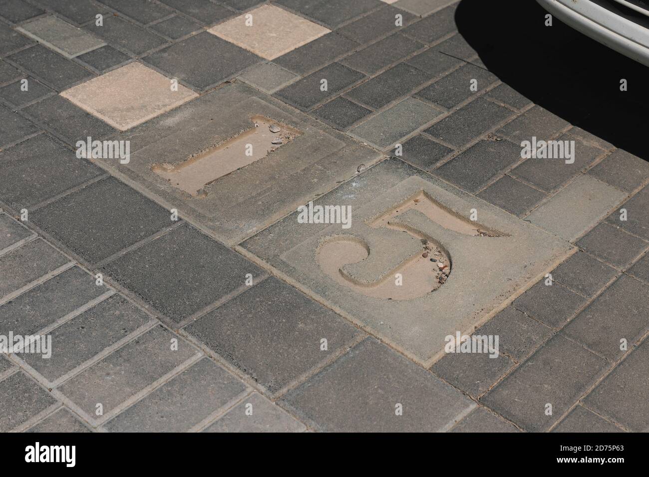 Parcheggio con numero 15. Primo piano di un contrassegno numerico in un parcheggio. Parcheggio vuoto, parcheggio individuale. Vista dall'alto. Foto Stock