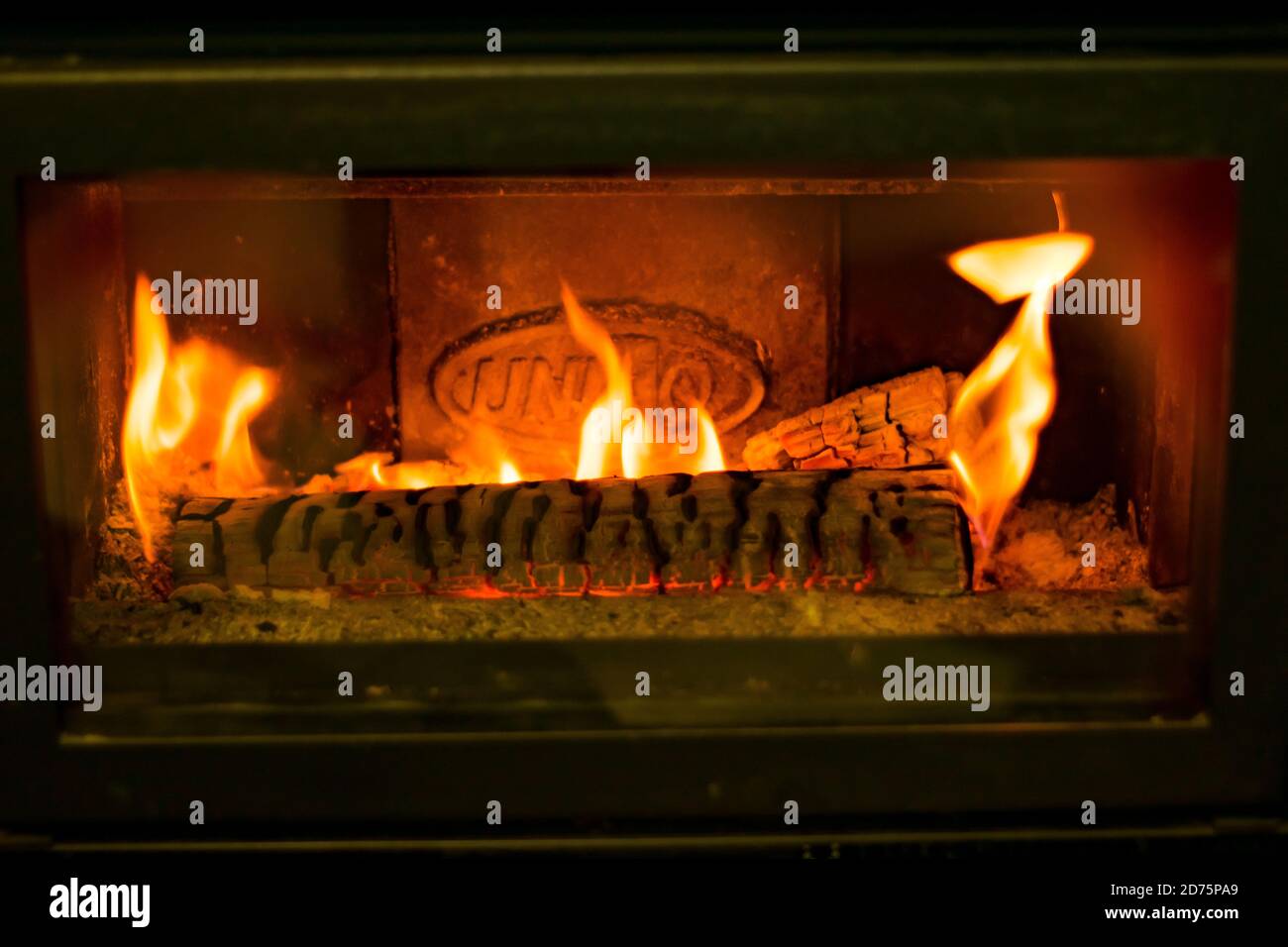 Camino interno per un ambiente caldo a casa utilizzato per il freddo giorni Foto Stock