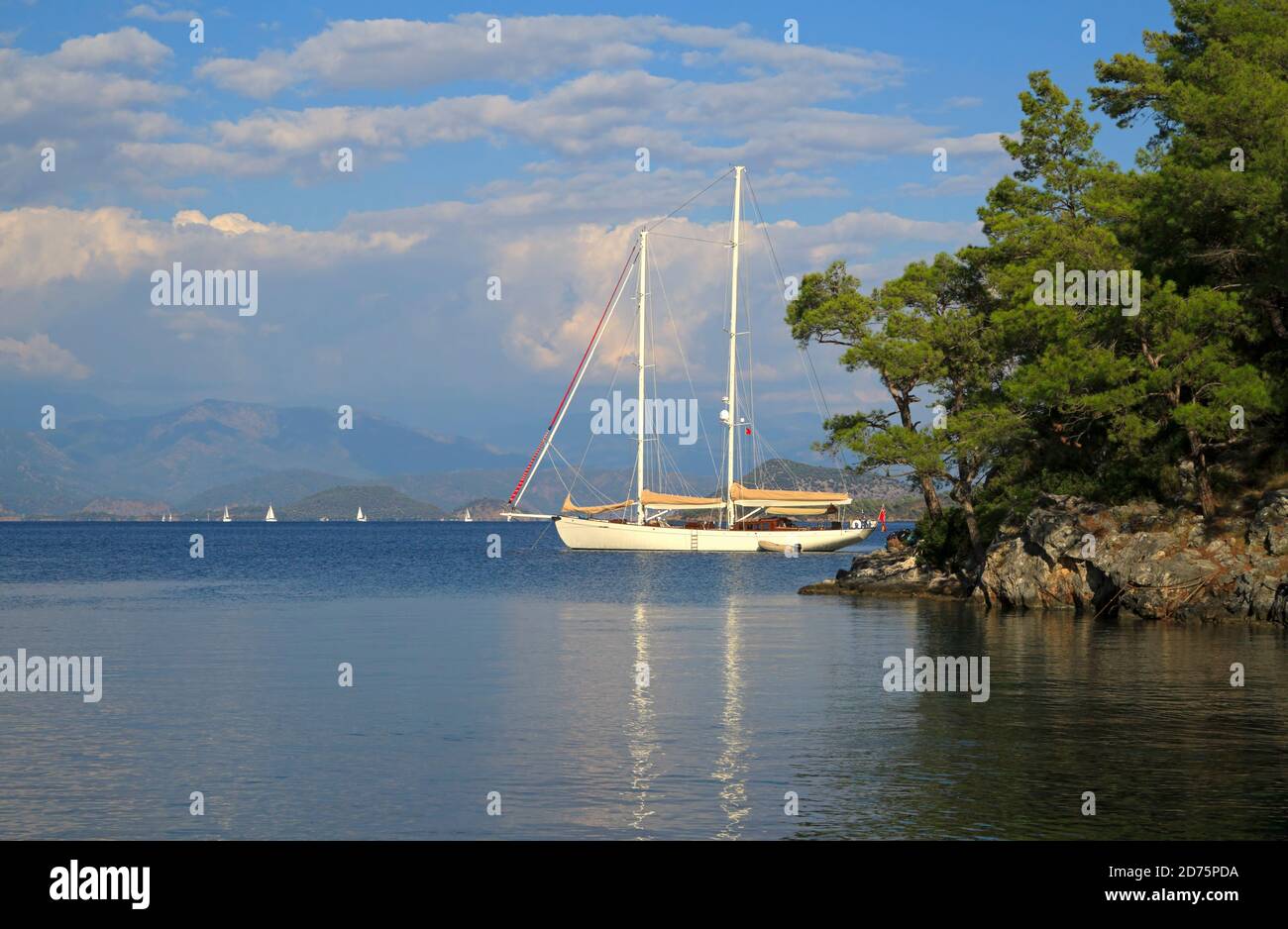 Barca a vela ancorata da Sarsala Koyu (Sarsilla), al largo della penisola di Kapidaği, Turchia. Un ancoraggio riparato a Skopia Limani, un golfo protetto dalla lar Foto Stock