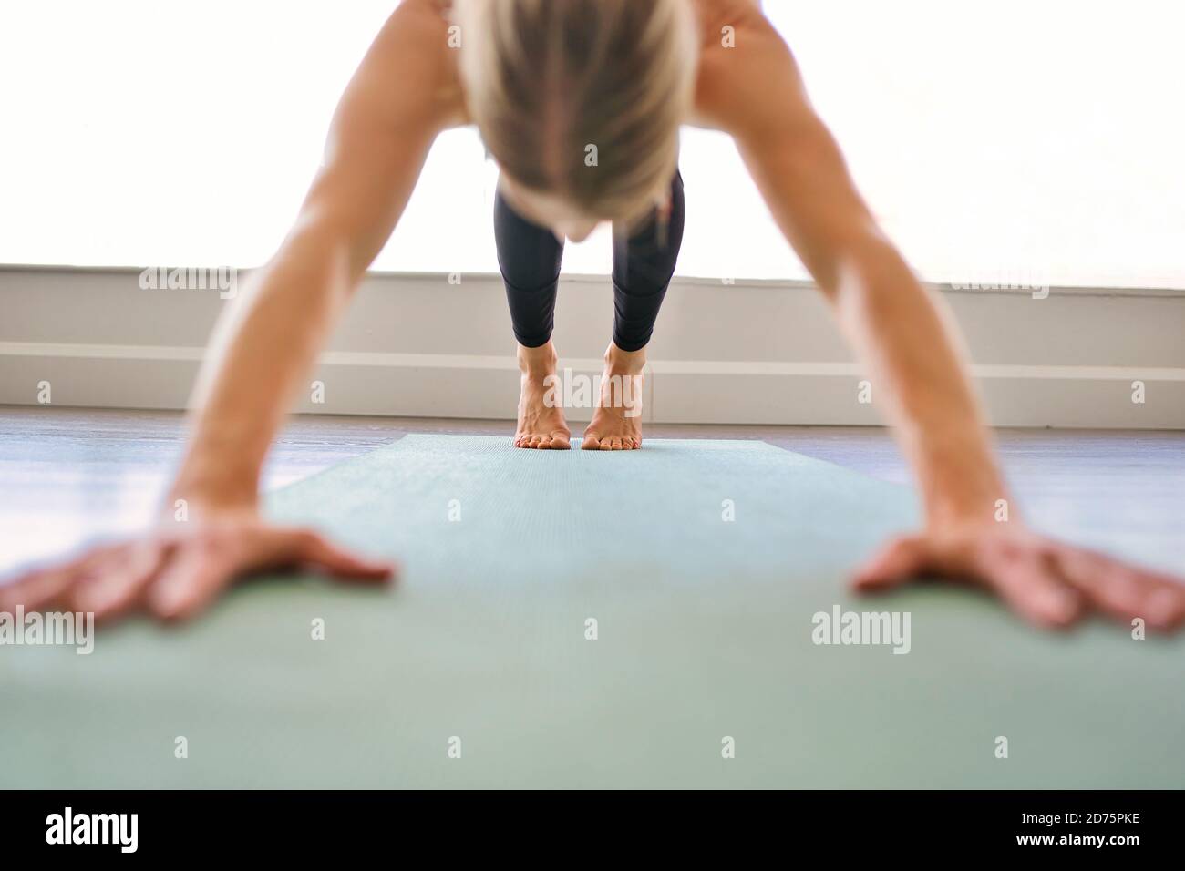 Bella insegnante di yoga donna in uno studio interno Foto Stock