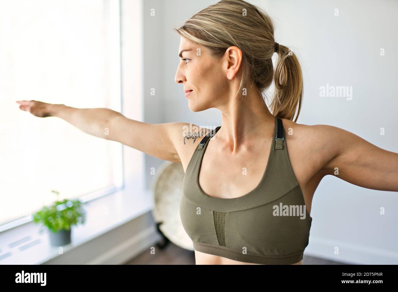 Bella insegnante di yoga donna in uno studio interno Foto Stock