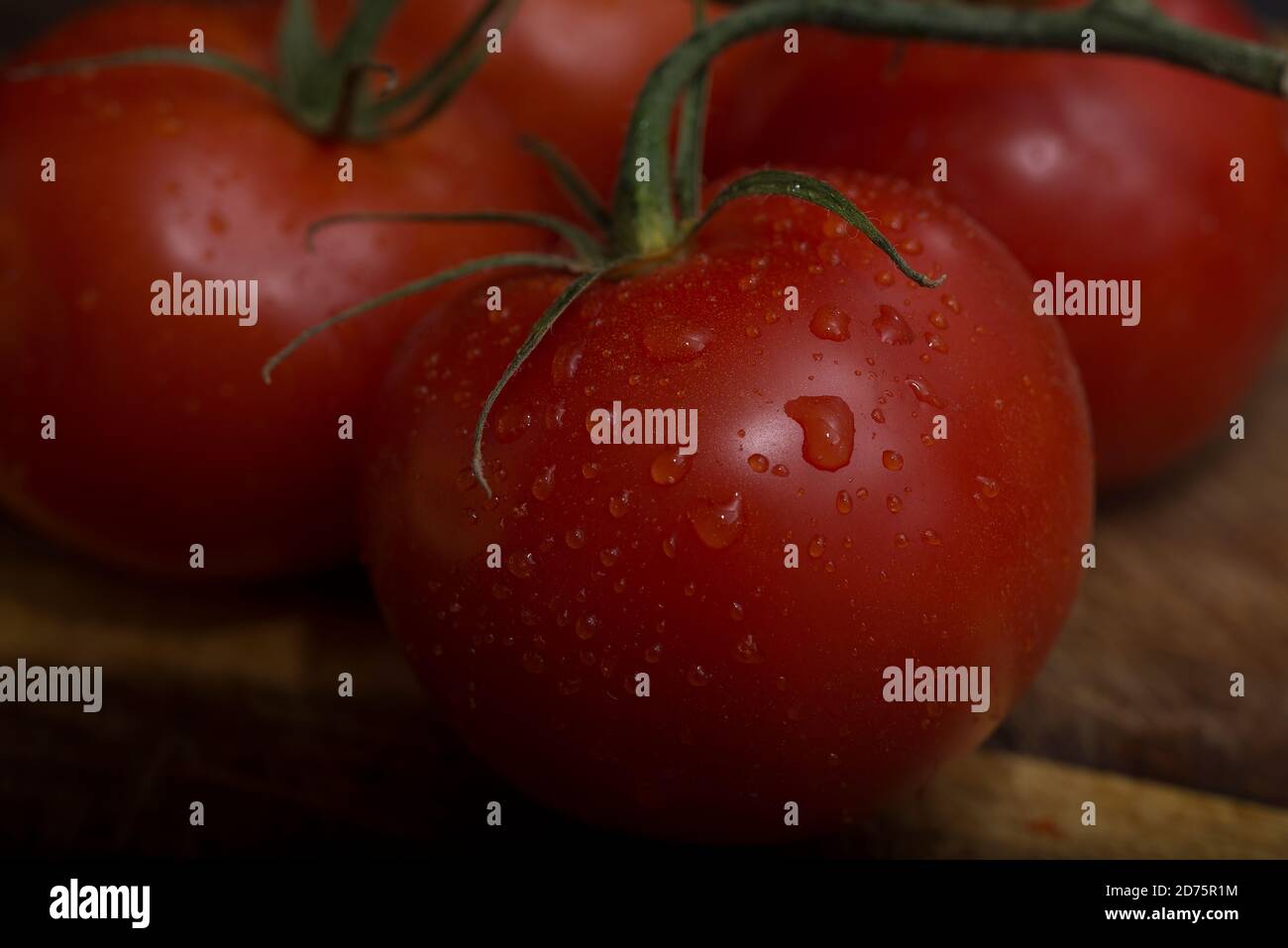 POMODORI ROSSI CON GOCCE D'ACQUA Foto Stock