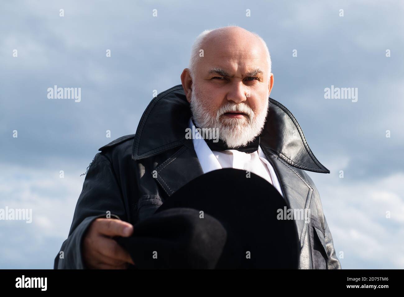 Uomo di moda senior. Uomo invecchiato, elegante e alla moda, con giacca in pelle e cappello moderno. Stile aziendale. Uomo alla moda. Foto Stock