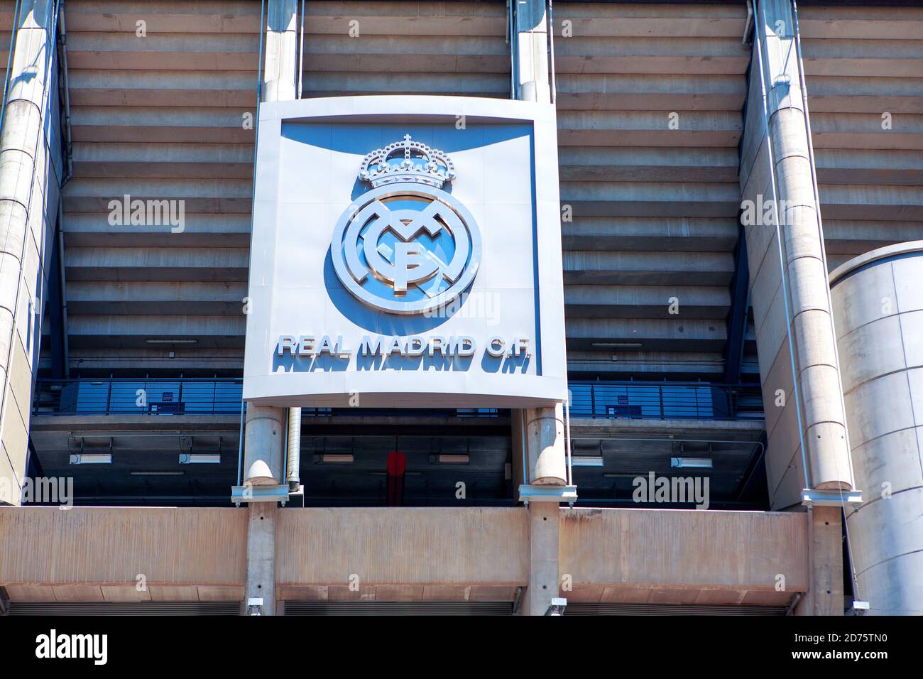 Emblema dello stadio Satntiago Bernarbeu di Madrid . Iscrizione Real Madrid allo stadio di calcio Foto Stock