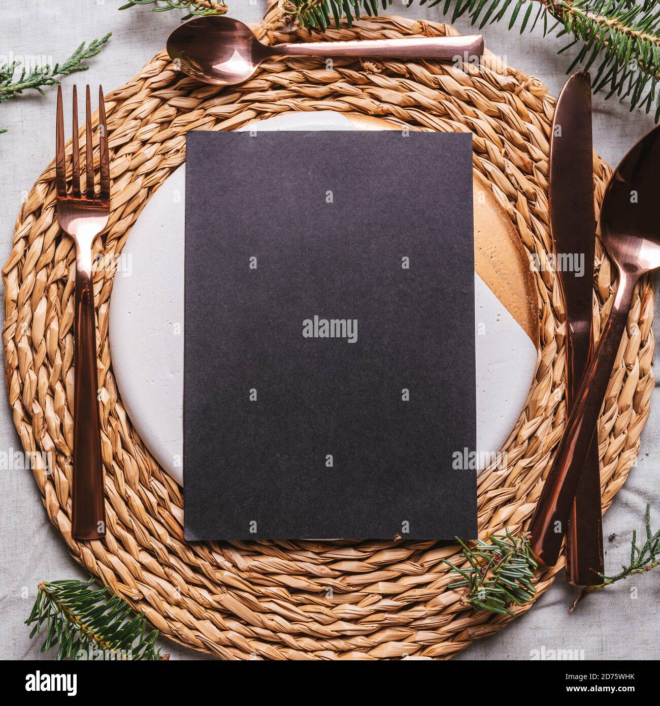 Elegante il Natale o il luogo di ringraziamento con le impostazioni di menu vuoto sul piatto e posate d'oro. Tabella decorato per la cena holiday Foto Stock