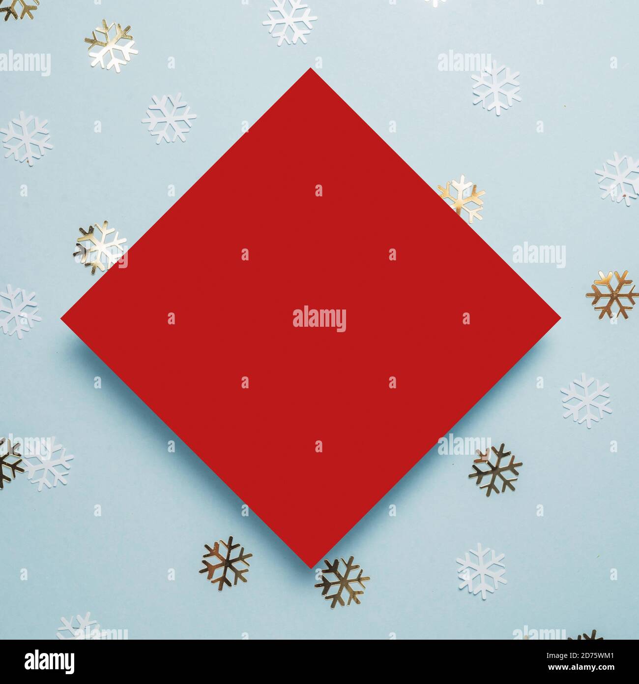 Creative Nuovo Anno o i Saluti di Natale lettera mockup lay flat top view Xmas holiday celebrazione, con golden glitter star sulla luce verde menta backgr Foto Stock