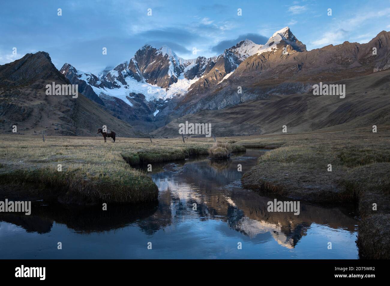 Montagne riflesse sulle acque della laguna di Mitucocha in Huayhuash Foto Stock