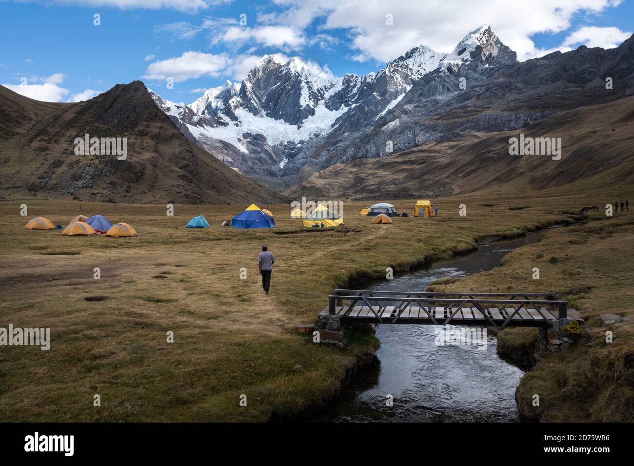 Una persona che si avvicina alle tende di un campo a Cordillera Huayhuash Foto Stock