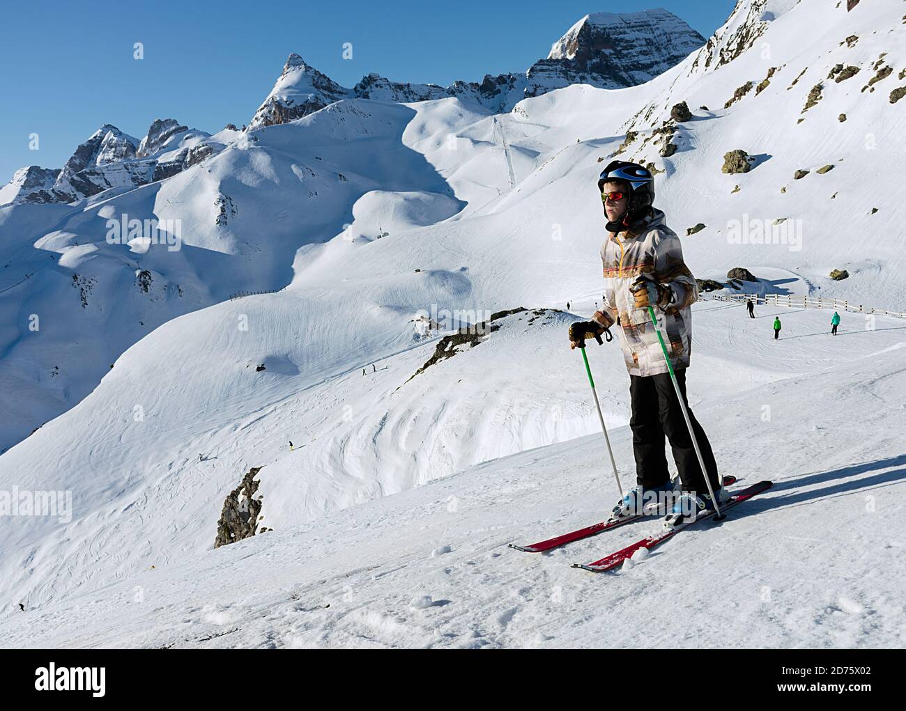 Un ragazzo che sciava sulla neve bianca di Formigal con i Pirenei sullo sfondo. Foto orizzontale Foto Stock