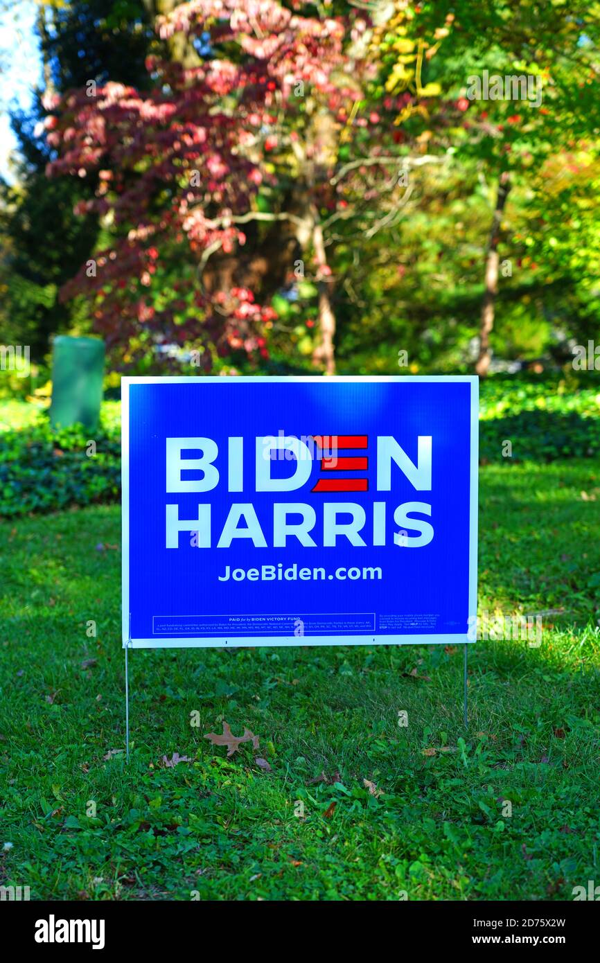 PRINCETON, NJ -15 OTT 2020- Vista di un cartello del prato di Biden Harris democratico durante la campagna elettorale presidenziale del 2020 negli Stati Uniti. Foto Stock