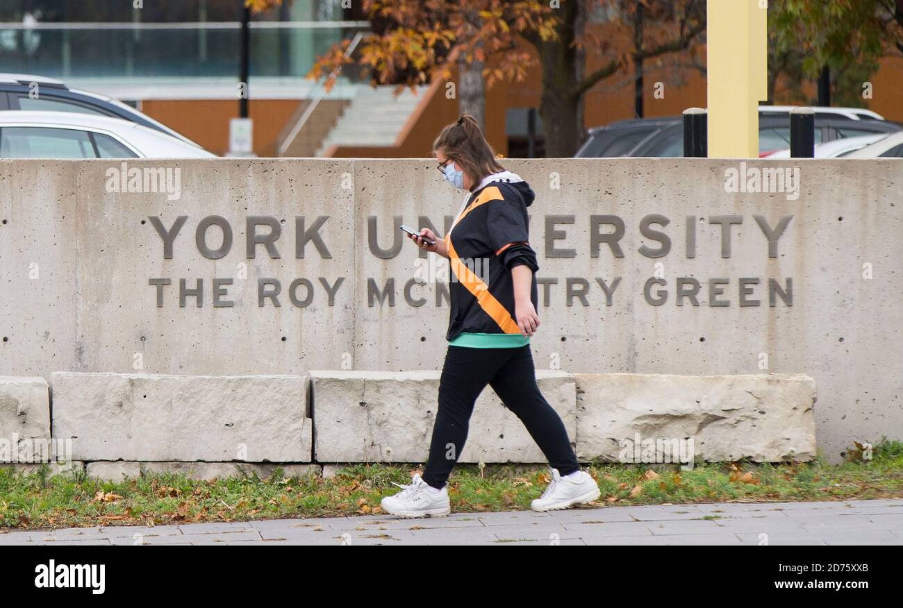 Toronto, Canada. 20 Ott 2020. Uno studente che indossa una maschera facciale cammina alla York University di Toronto, Canada, il 20 ottobre 2020. In base alle nuove esenzioni alle restrizioni di viaggio per il coronavirus canadese, gli studenti internazionali che frequentano università e università autorizzate possono recarsi in Canada a partire dal 20 ottobre. Per essere ammessi in Canada, gli studenti internazionali approvati per un permesso di studio devono frequentare un Istituto di apprendimento designato con un piano di preparazione COVID-19 approvato dal loro governo provinciale o territoriale. Credit: Zou Zheng/Xinhua/Alamy Live News Foto Stock