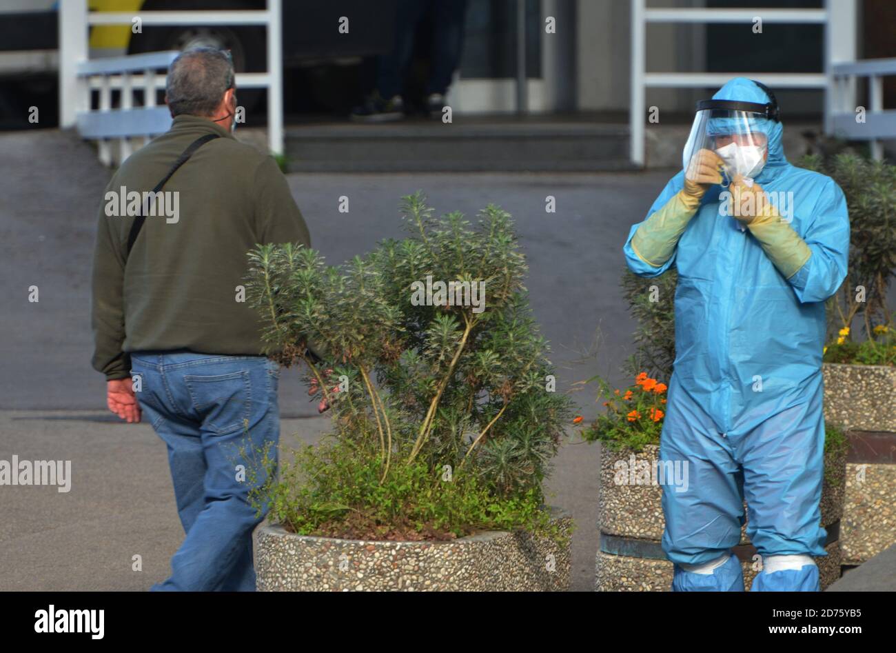 Napoli, Italia. 20 Ott 2020. Persone in attesa di salvataggio da parte di personale paramedico. In questo momento di seconda fase della pandemia di Covid19 la situazione sta diventando molto drammatica, perché l'aumento dei contagi in Campania, sta causando blocco di ricoveri nelle terapie intensive. (Foto di Pasquale Gargano/Pacific Press) Credit: Pacific Press Media Production Corp./Alamy Live News Foto Stock