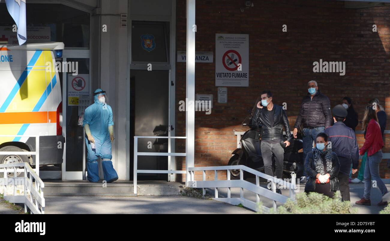 Napoli, Italia. 20 Ott 2020. Persone in attesa di salvataggio da parte di personale paramedico. In questo momento di seconda fase della pandemia di Covid19 la situazione sta diventando molto drammatica, perché l'aumento dei contagi in Campania, sta causando blocco di ricoveri nelle terapie intensive. Credit: Pacific Press Media Production Corp./Alamy Live News Foto Stock