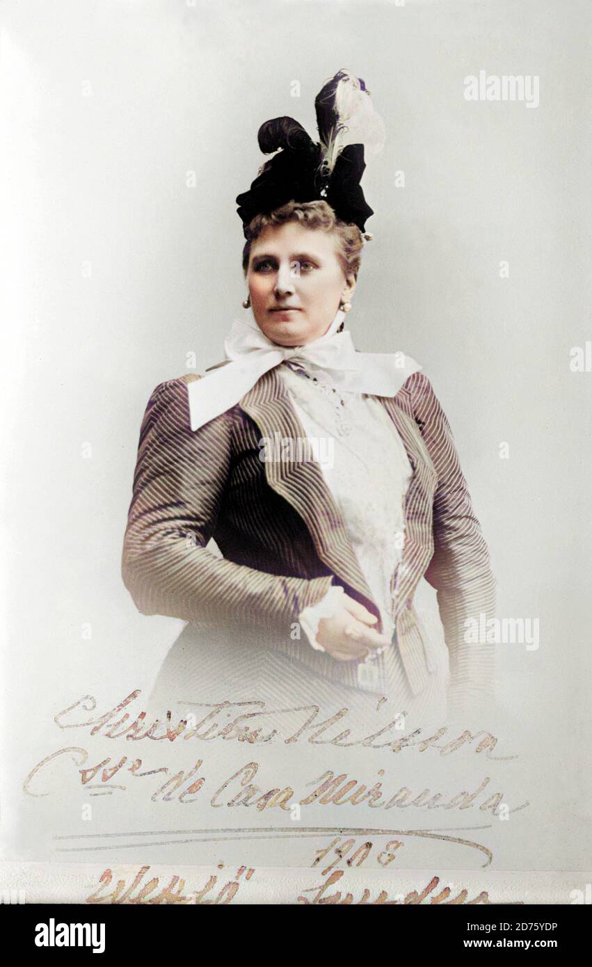 1908 , SVEZIA : la cantante svedese CHRISTINA NILSSON Countesse DE CASA MIRANDA ( 1843 - 1921 ) . Fotografo sconosciuto . Digitalmente COLORATO .- CHRISTINE - CANTANTE LIRICA - OPERA - MUSICA CLASSICA - classica - ritratto - ritratto - oreccino - oreccini - orecchini - orecchini - gioiello - gioielli - bijoux - gioielli - colletto - collare -chignon - pizzo - Teatro - TEATRO - TEATRO - OPERA - classica - cappello - cappello - piume - piume - fiocco - prua - contessa - nobili - Nobiltà - Nobility - Nilson - Niison --- Archivio GBB Foto Stock