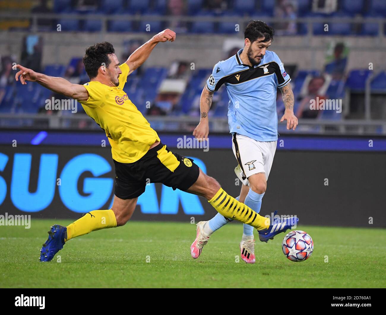 Roma, Italia. 20 Ott 2020. Luis Alberto (R) del Lazio vies con i Mats Hummels di Borussia Dortmund durante la partita di calcio del Gruppo F della UEFA Champions League tra il Lazio d'Italia e Borussia Dortmund di Germania a Roma, Italia, 20 ottobre 2020. Credit: Augusto Casasoli/Xinhua/Alamy Live News Foto Stock