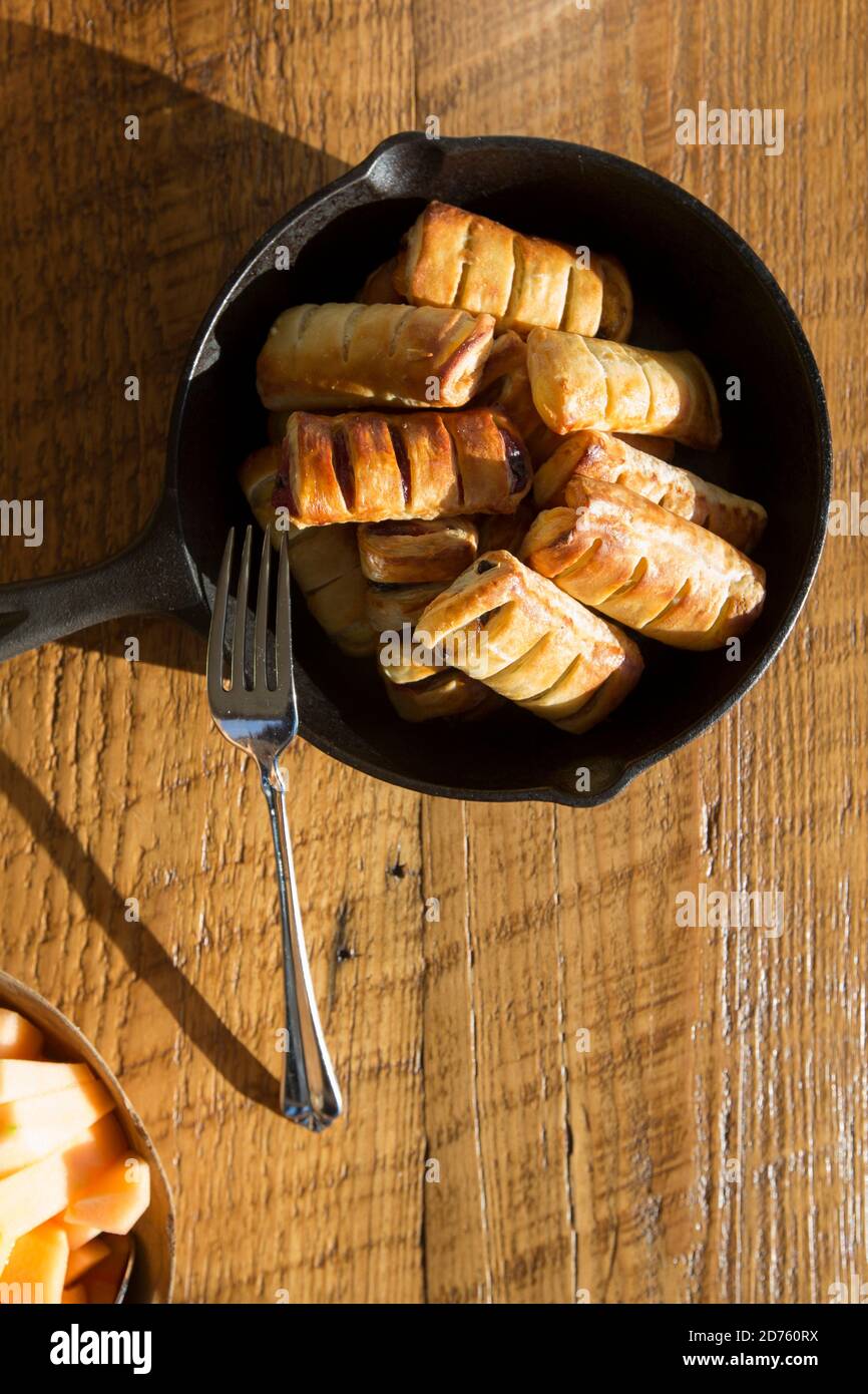 Vista ad alta angolazione dei pasticcini di mele con forchetta in Cast Raccorda di ferro Foto Stock