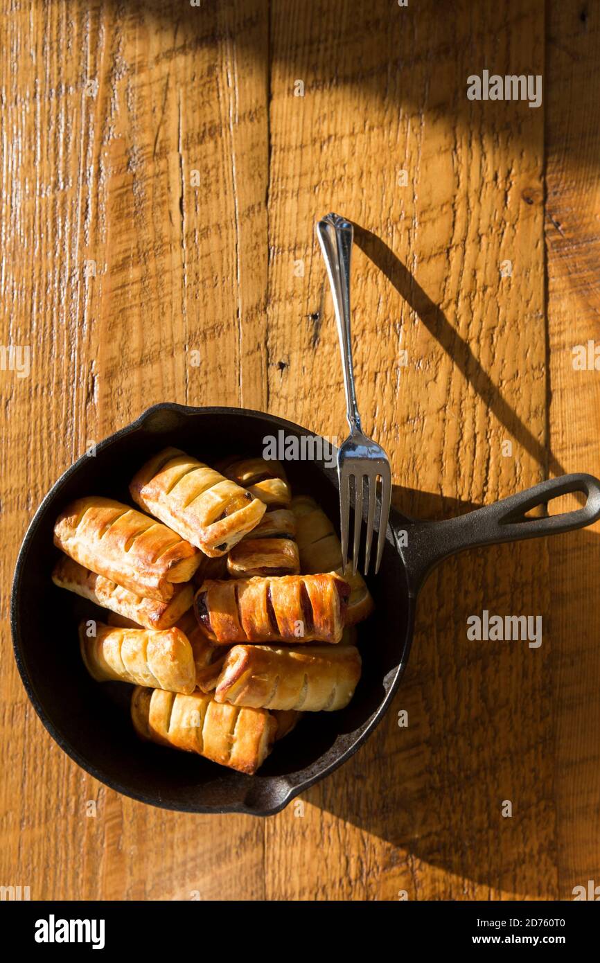 Vista ad alta angolazione dei pasticcini di mele con forchetta in Cast Raccorda di ferro Foto Stock