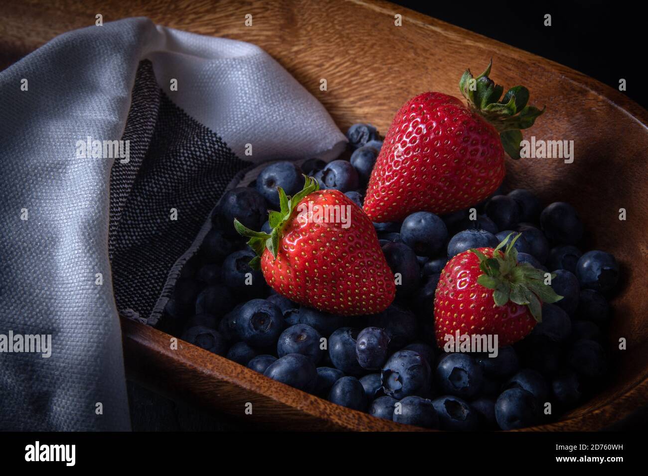 Fragole e mirtilli, frutta fresca Closeup Foto Stock