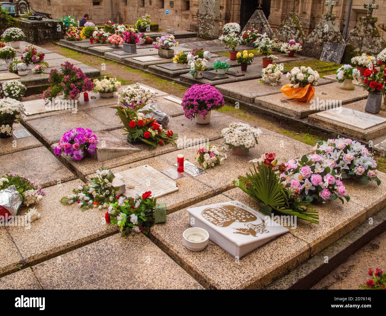 Fiori su lapidi in cimitero in Galizia, Spagna Foto Stock