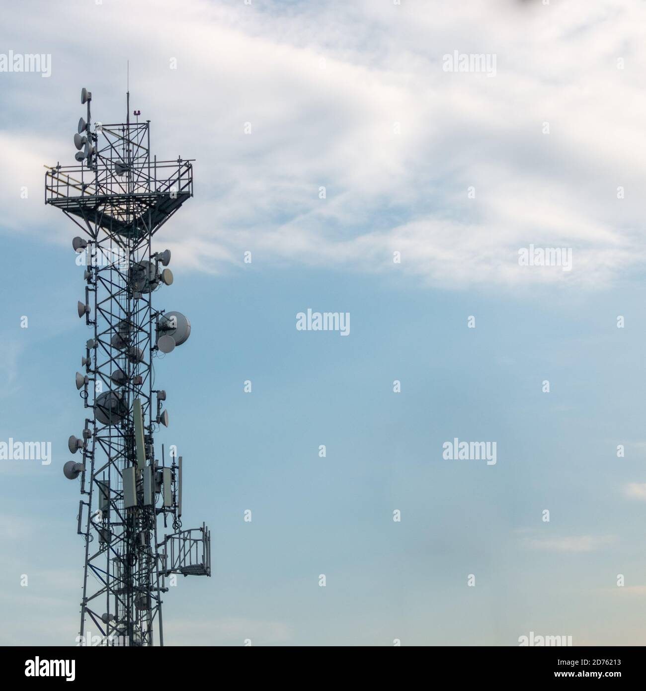 Torre di telecomunicazioni con rete cellulare 5G. Telefoni cellulari, Coronavirus, pericolo Foto Stock