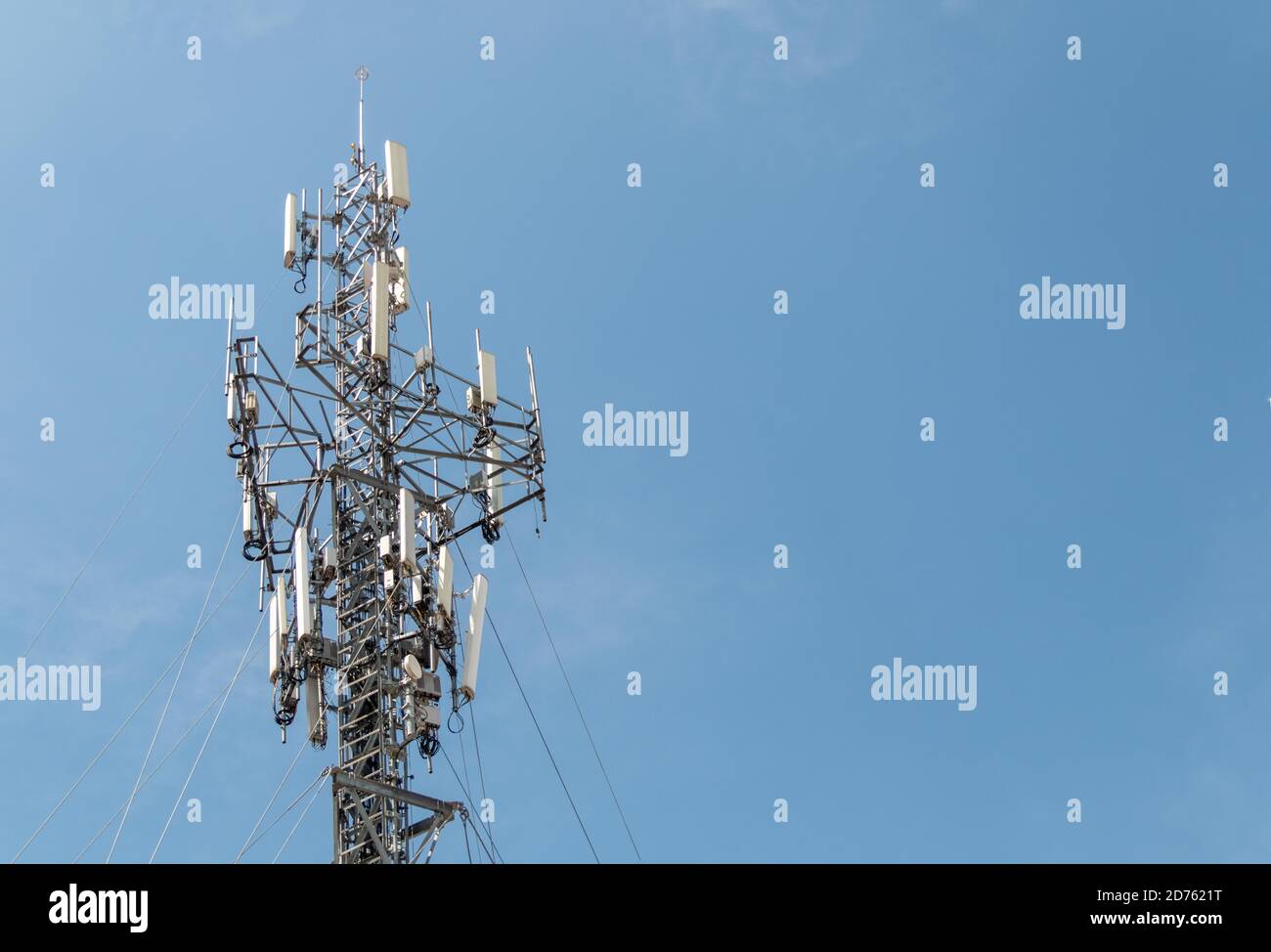 Torre di telecomunicazioni con rete cellulare 5G. Telefoni cellulari, Coronavirus, pericolo Foto Stock