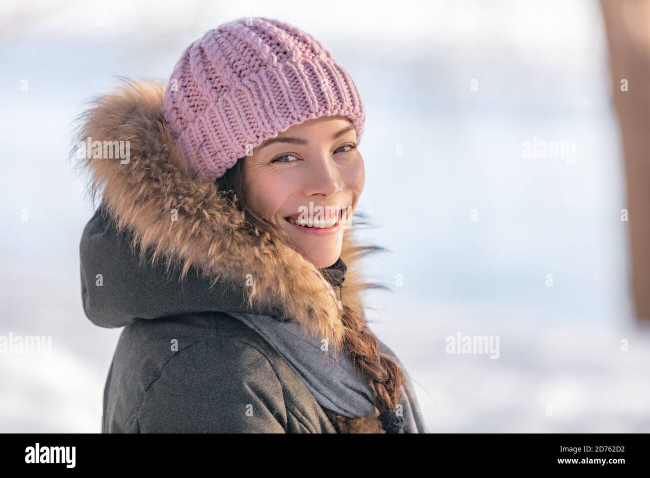 Ritratto di donna invernale in natura fredda all'aperto. Modello di ragazza  asiatica che indossa cappello di lana e giacca di pelliccia fuori in sfondo  invernale, bellezza naturale Foto stock - Alamy