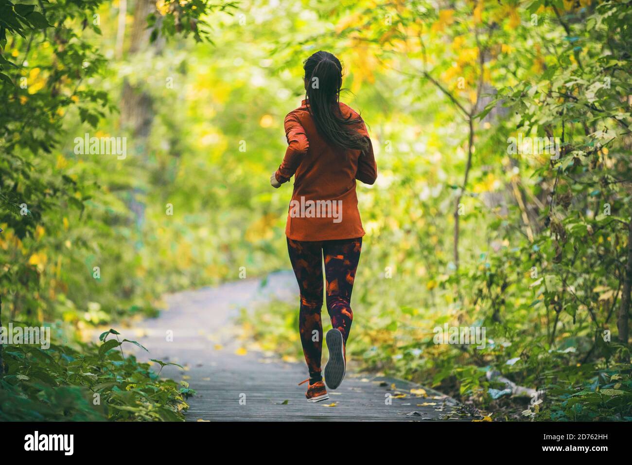 Run fit runner donna jogging in verde primavera foresta parco, sano stile  di vita attivo esercizio cardio in natura all'aperto. Ragazza che corre da  Foto stock - Alamy