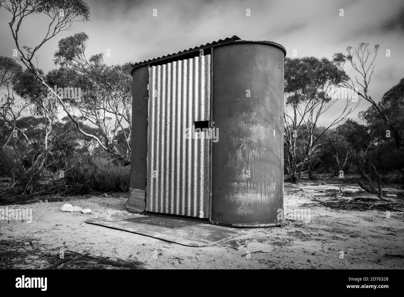 Un bagno australiano lungo-goccia Outback - anche conosciuto come a. Dunny Foto Stock
