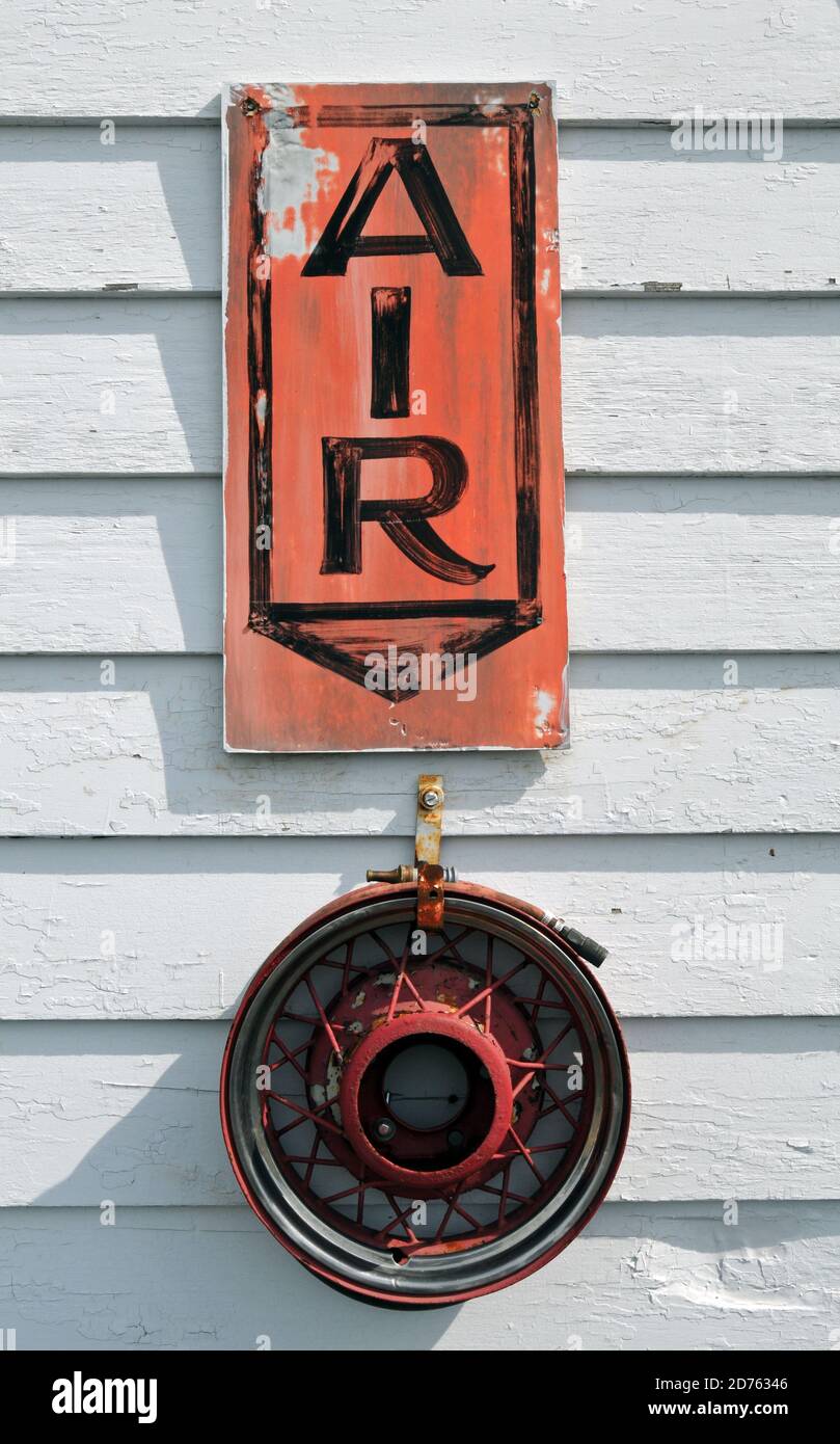 Dettaglio di un tubo flessibile d'aria vecchio stile per veicoli presso la restaurata stazione di servizio di Ambler Texaco, ora un centro visitatori, sulla Route 66 a Dwight, Illinois. Foto Stock