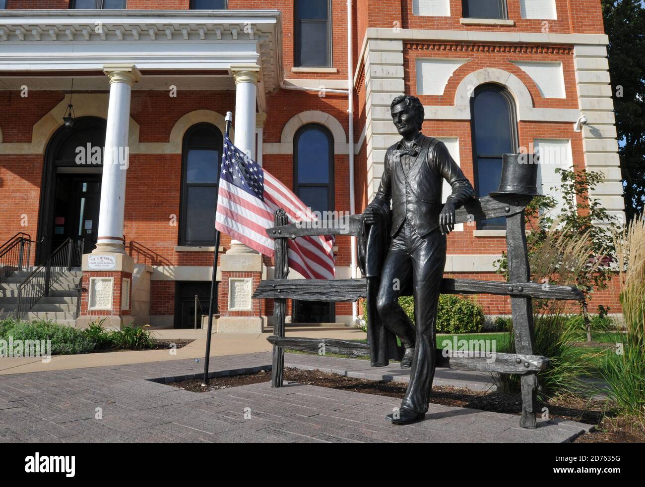 Una statua di bronzo di un giovane Abraham Lincoln prima di diventare presidente si trova fuori dal tribunale della contea di Livingston a Pontiac, Illinois. Foto Stock